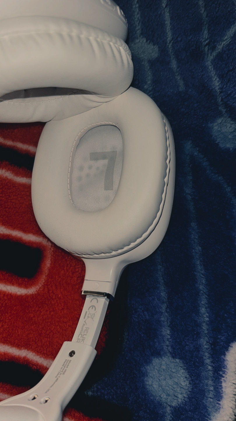 White Over-Ear Headphones - photo 4
