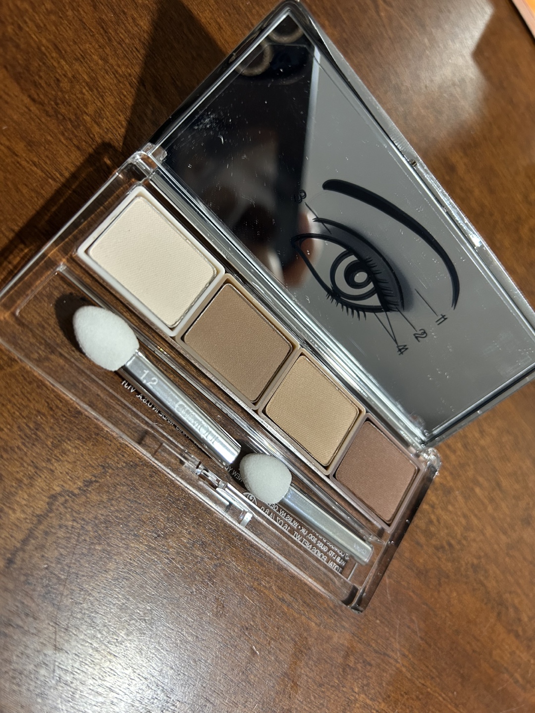 Clinique All About Shadow Quad - Shade 01 Teddy bear - photo 4