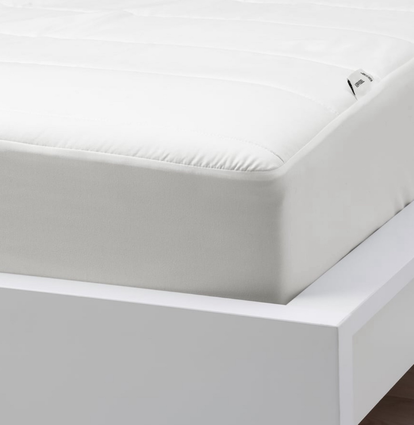 Double/full mattress with protector in white