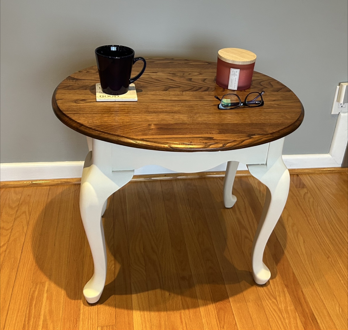 Beautiful oak side/end table