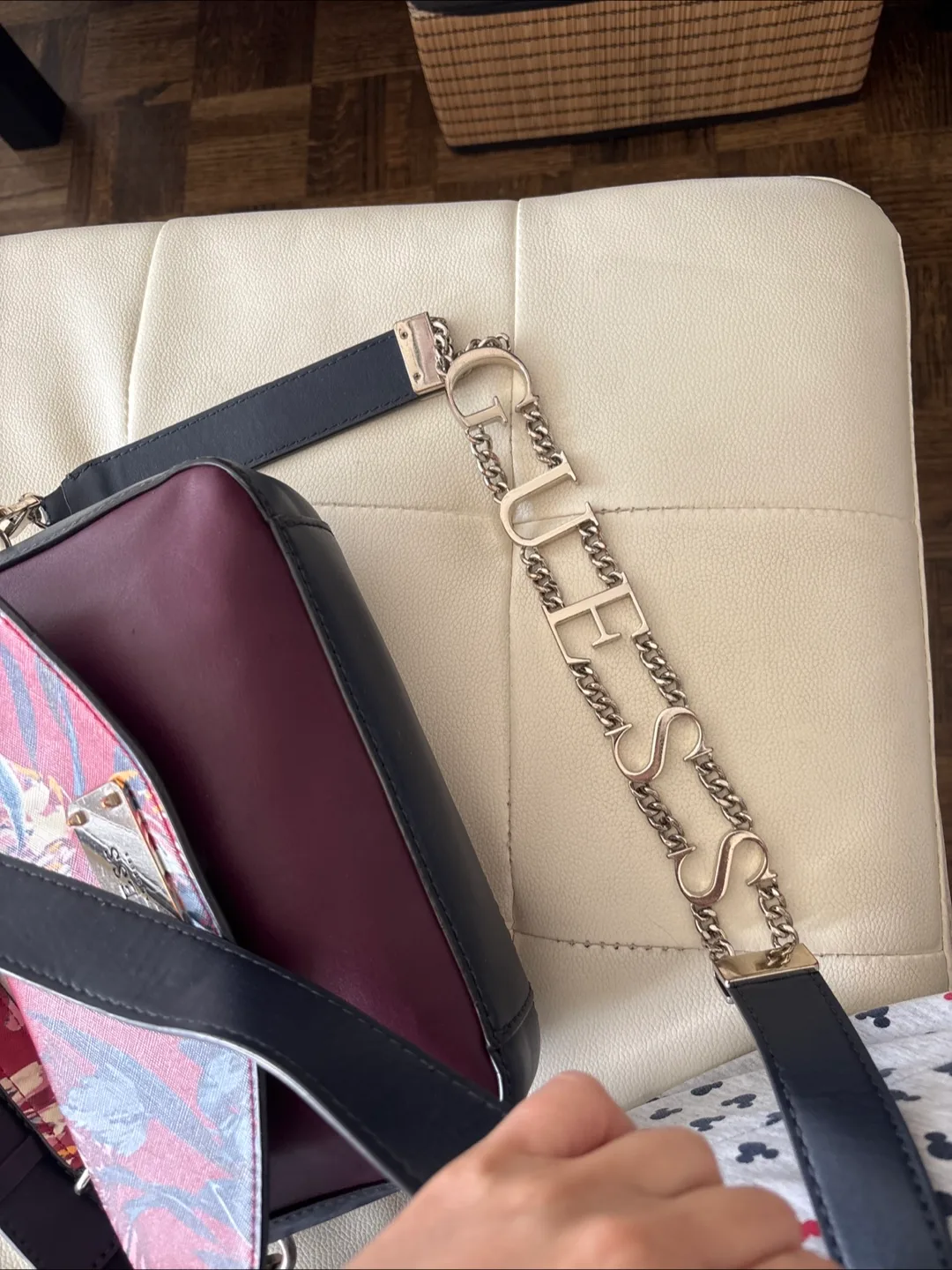 Guess Handbag image indicator(3)