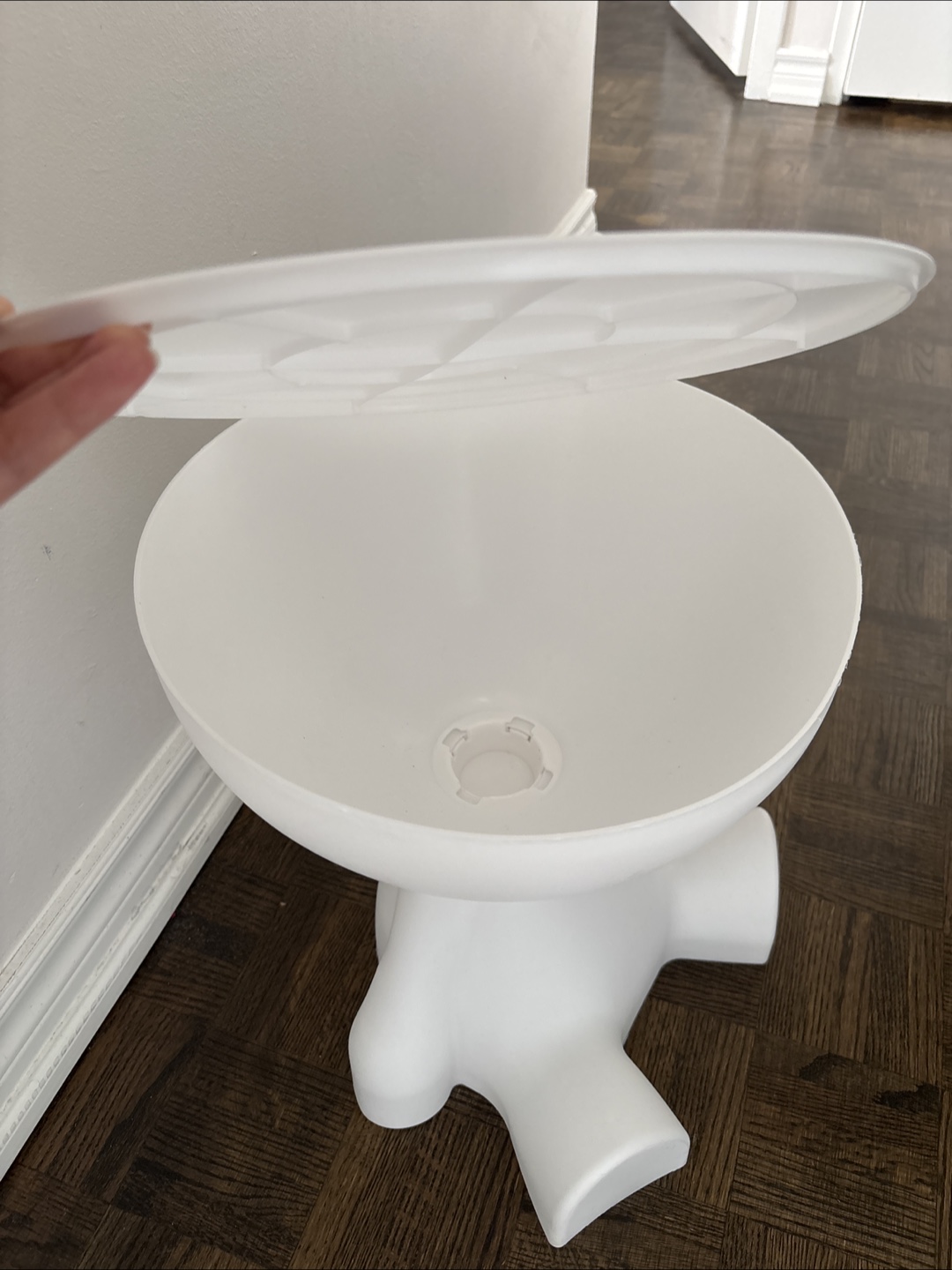 Unique White Side Table (plastic) - photo 5