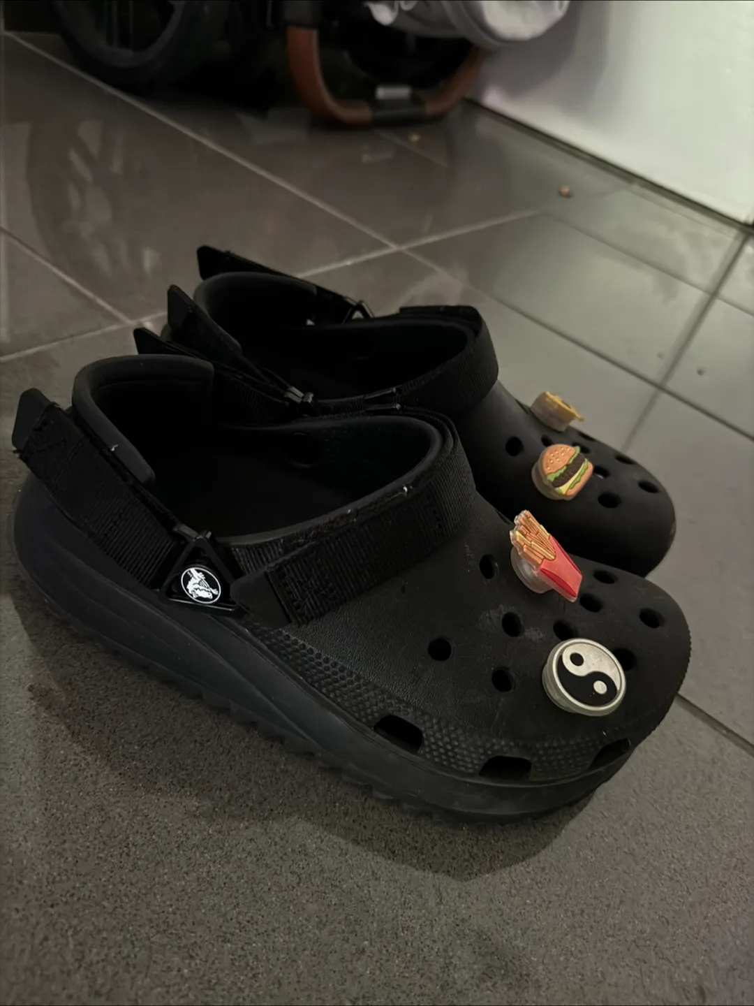 Black Crocs with Jibbitz image indicator(3)