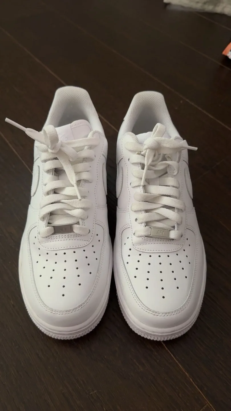 Women’s White Air Force 1 Sneakers image indicator(2)