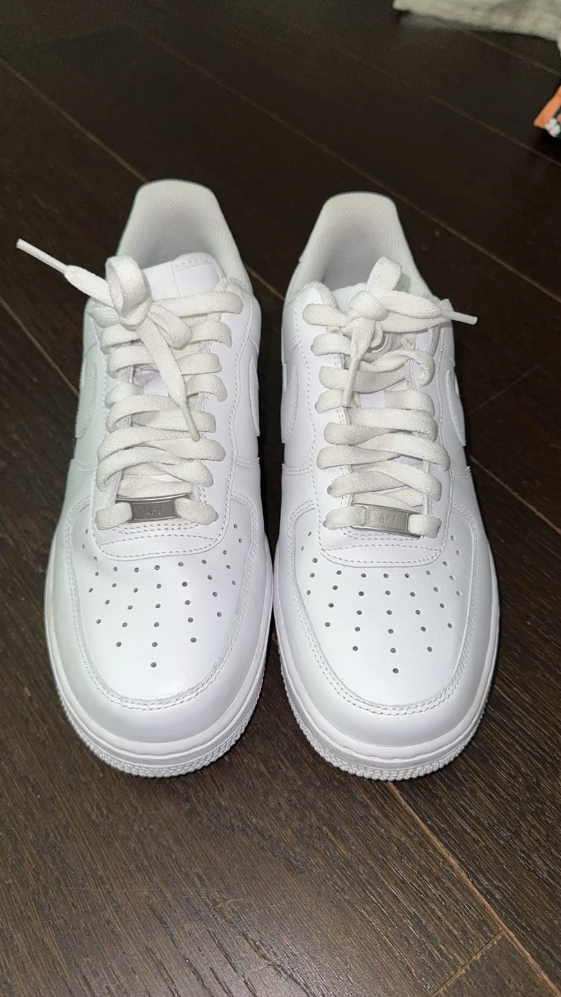 Women’s White Air Force 1 Sneakers image indicator(3)
