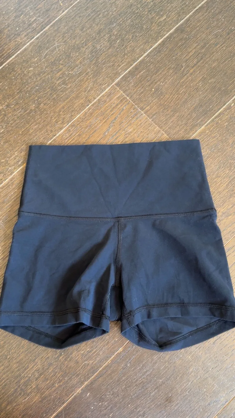 Aritzia Hi-Rise Cheeky TnAction Shorts image indicator(2)
