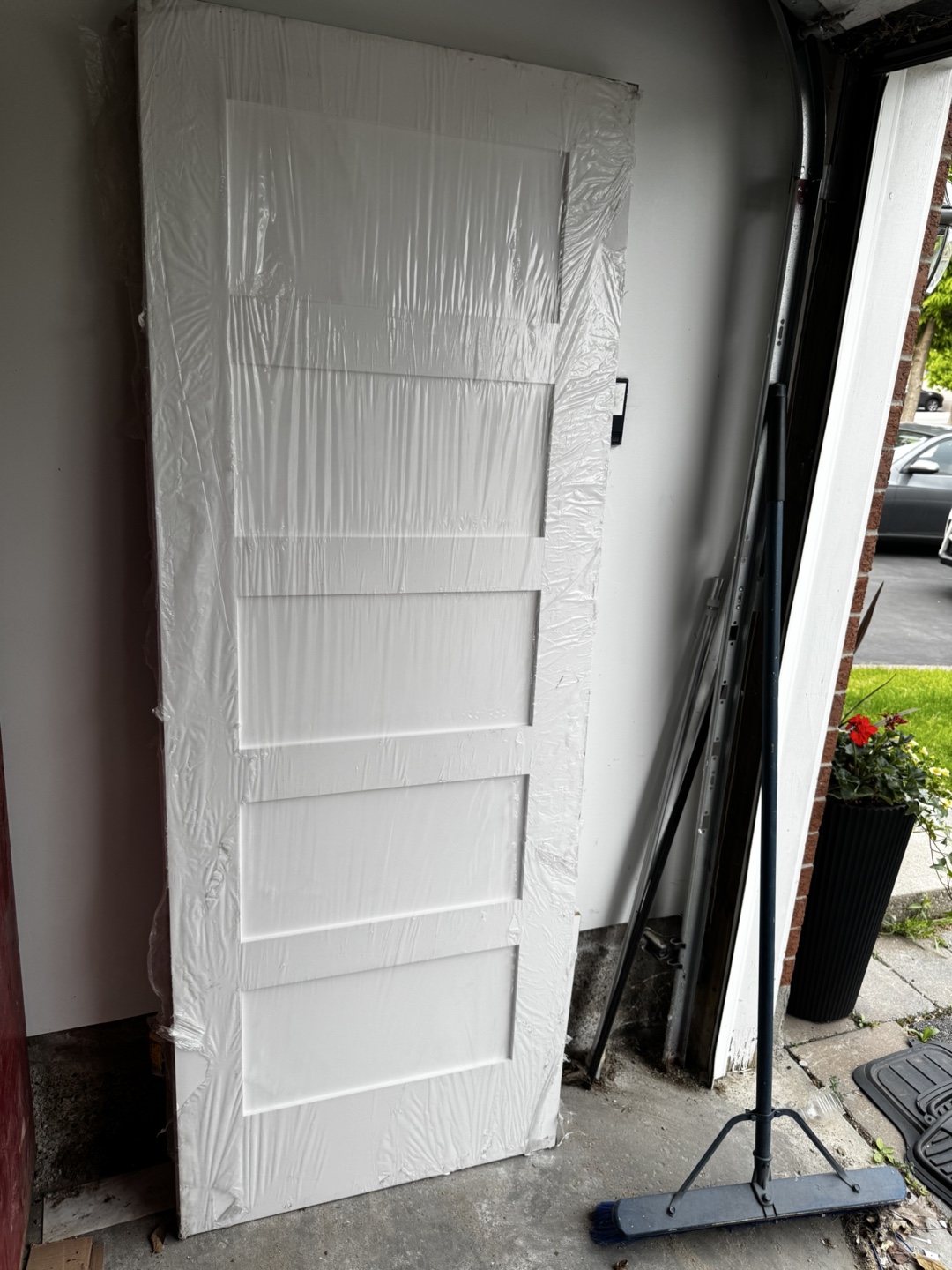 2x White Modern 5-Panel Interior Doors - photo 4