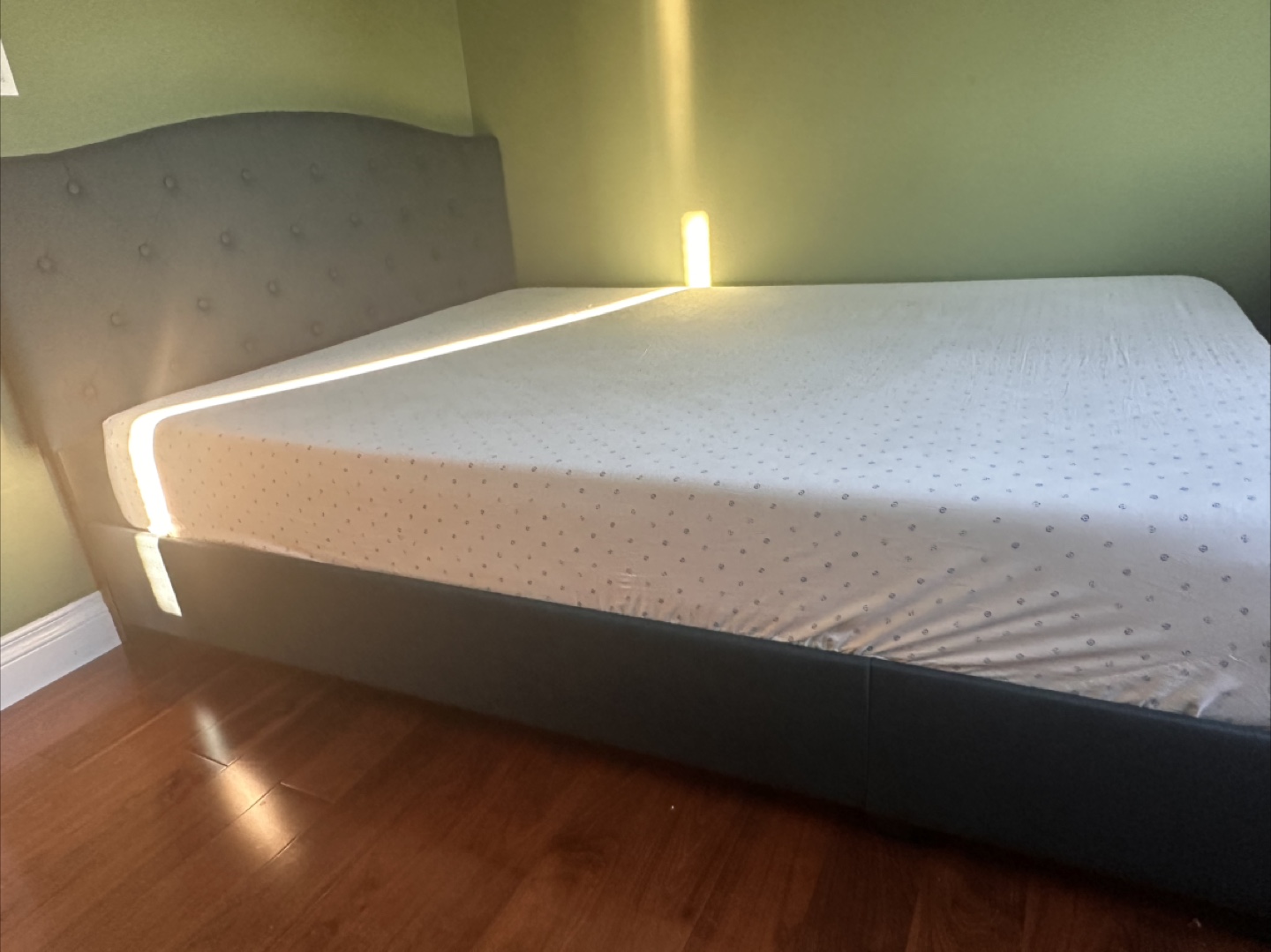 Tufted Queen Bed  + Mattress