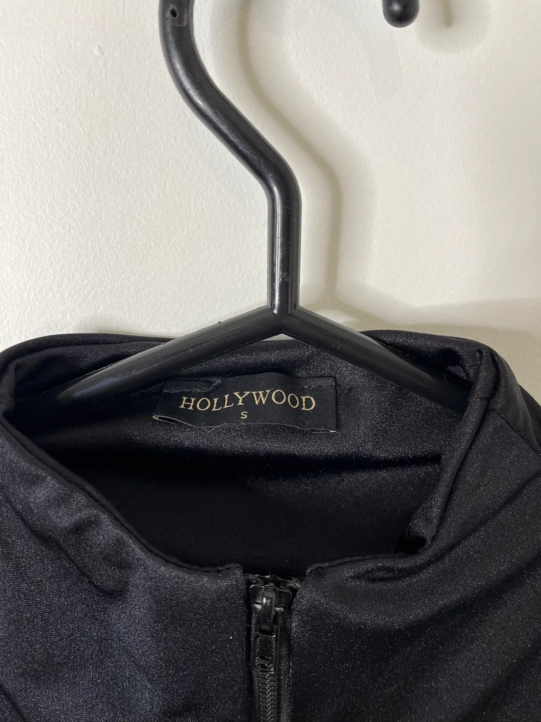 HOLLYWOOD Black Sleeveless Zipper Crop Top image indicator(3)