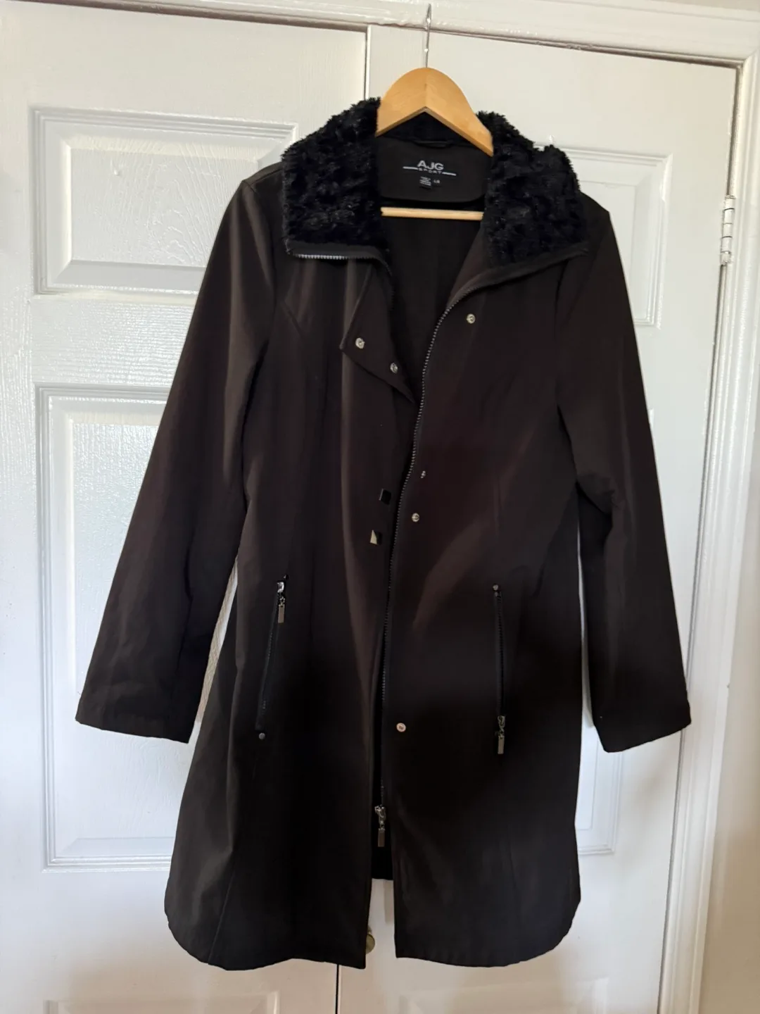Black Coat with Fur Collar image indicator(2)