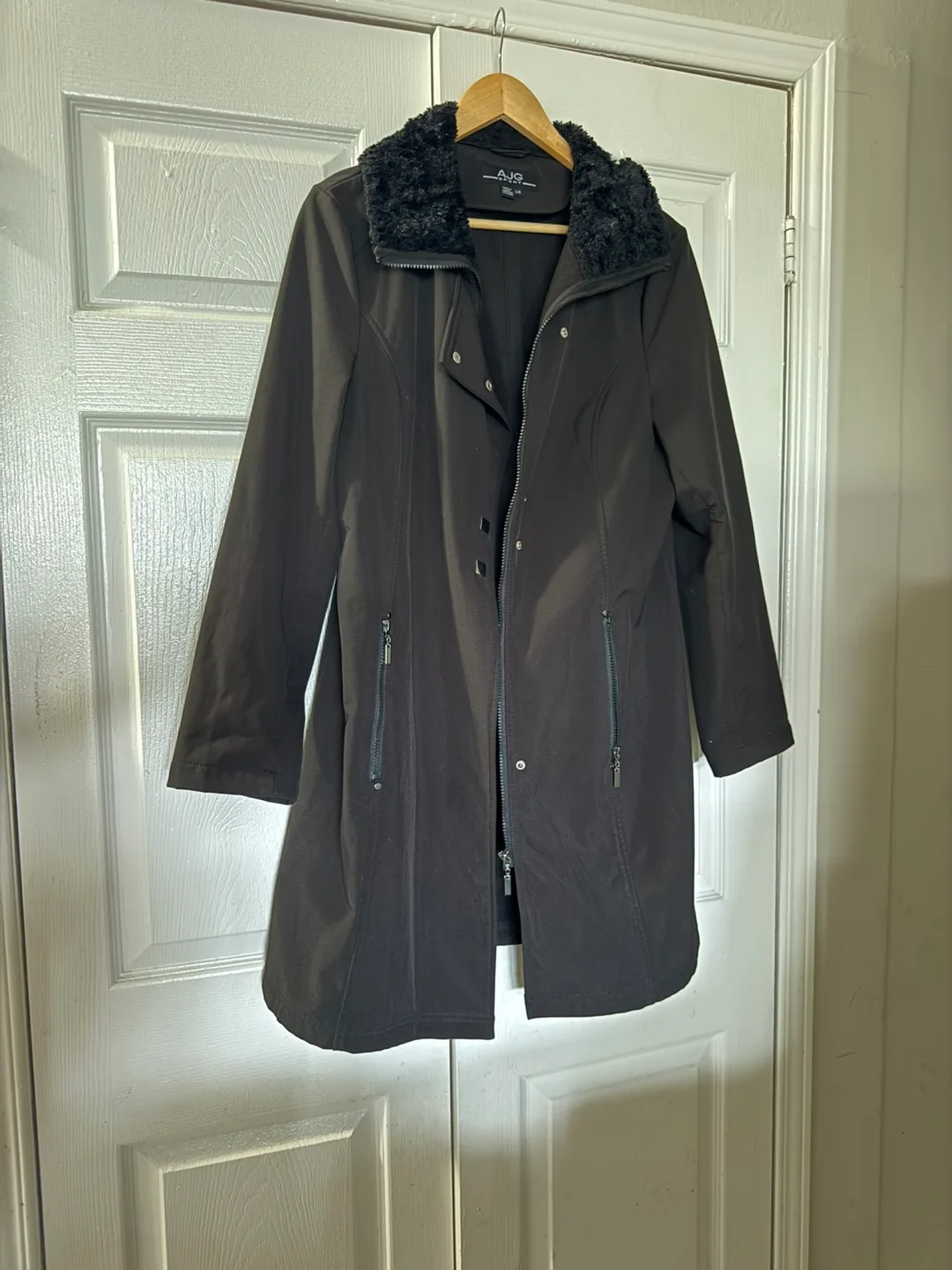 Black Coat with Fur Collar image indicator(4)