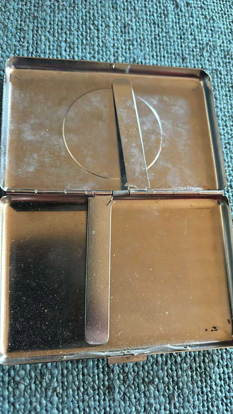 Vintage Metal Cigarette Case image indicator(2)