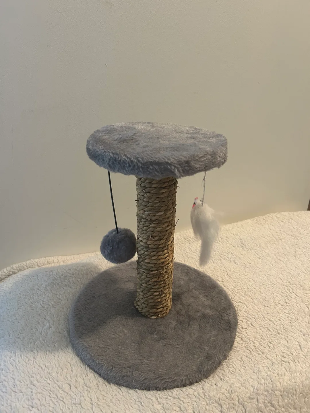 Cat scratch post with toys image indicator(2)