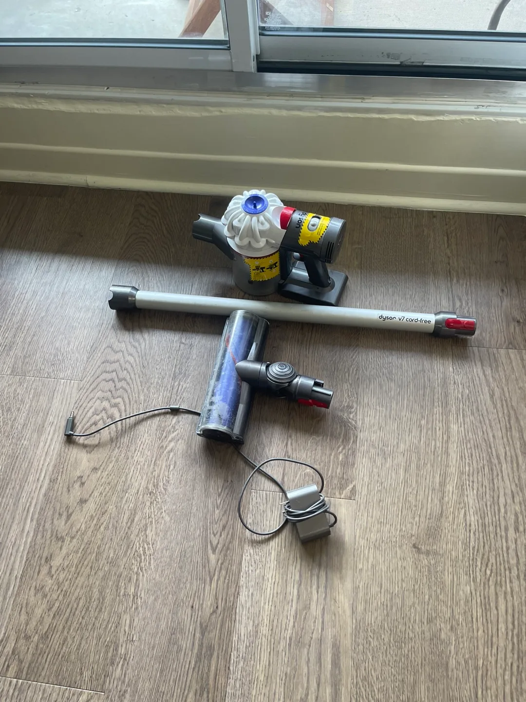 Dyson V7 Cord-Free Vacuum image indicator(2)