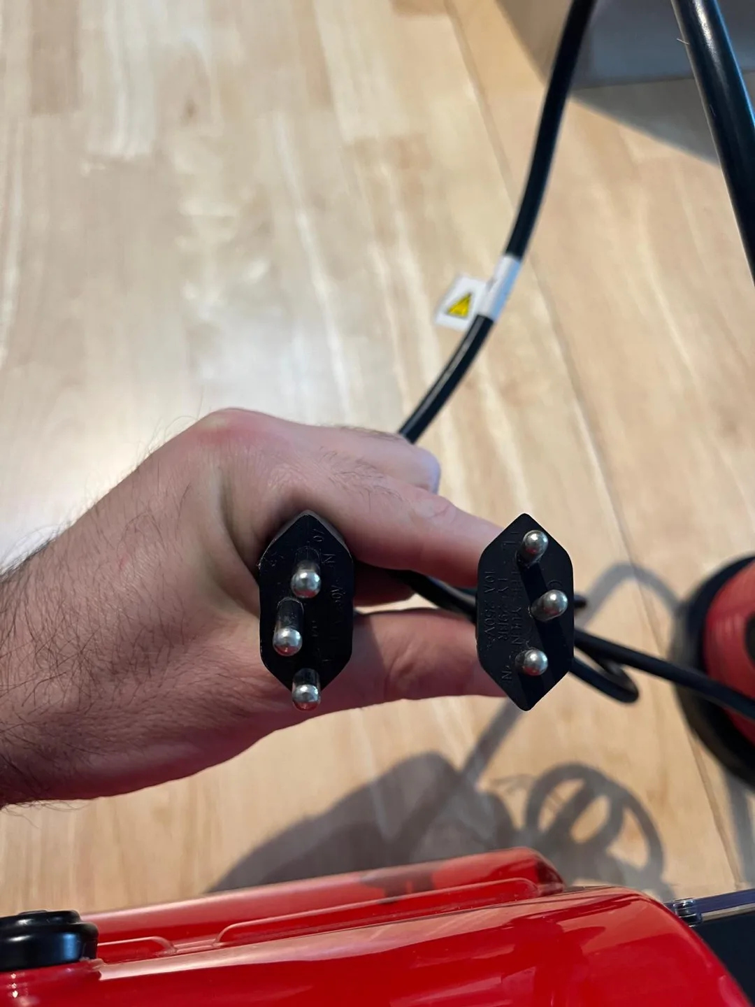 Red Nespresso Inissia with Nespresso Aeroccino image indicator(6)