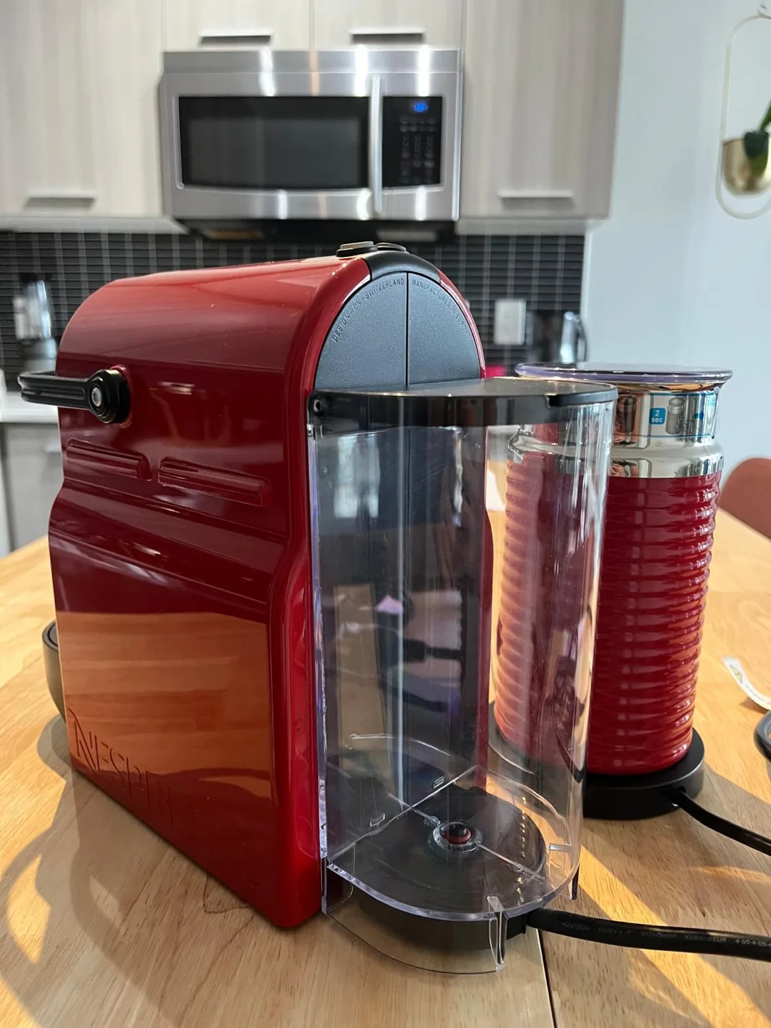 Red Nespresso Inissia with Nespresso Aeroccino image indicator(3)