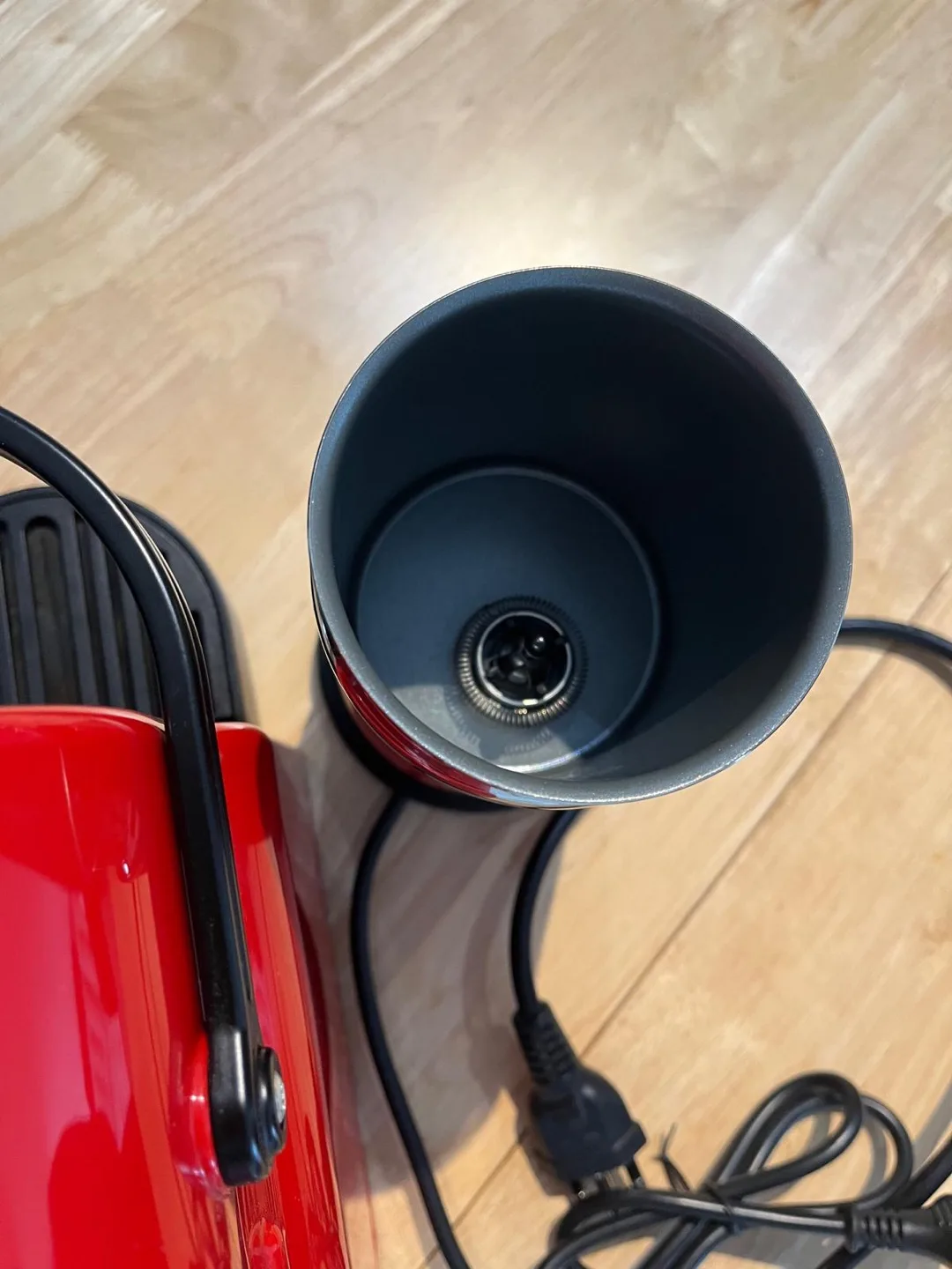 Red Nespresso Inissia with Nespresso Aeroccino image indicator(4)