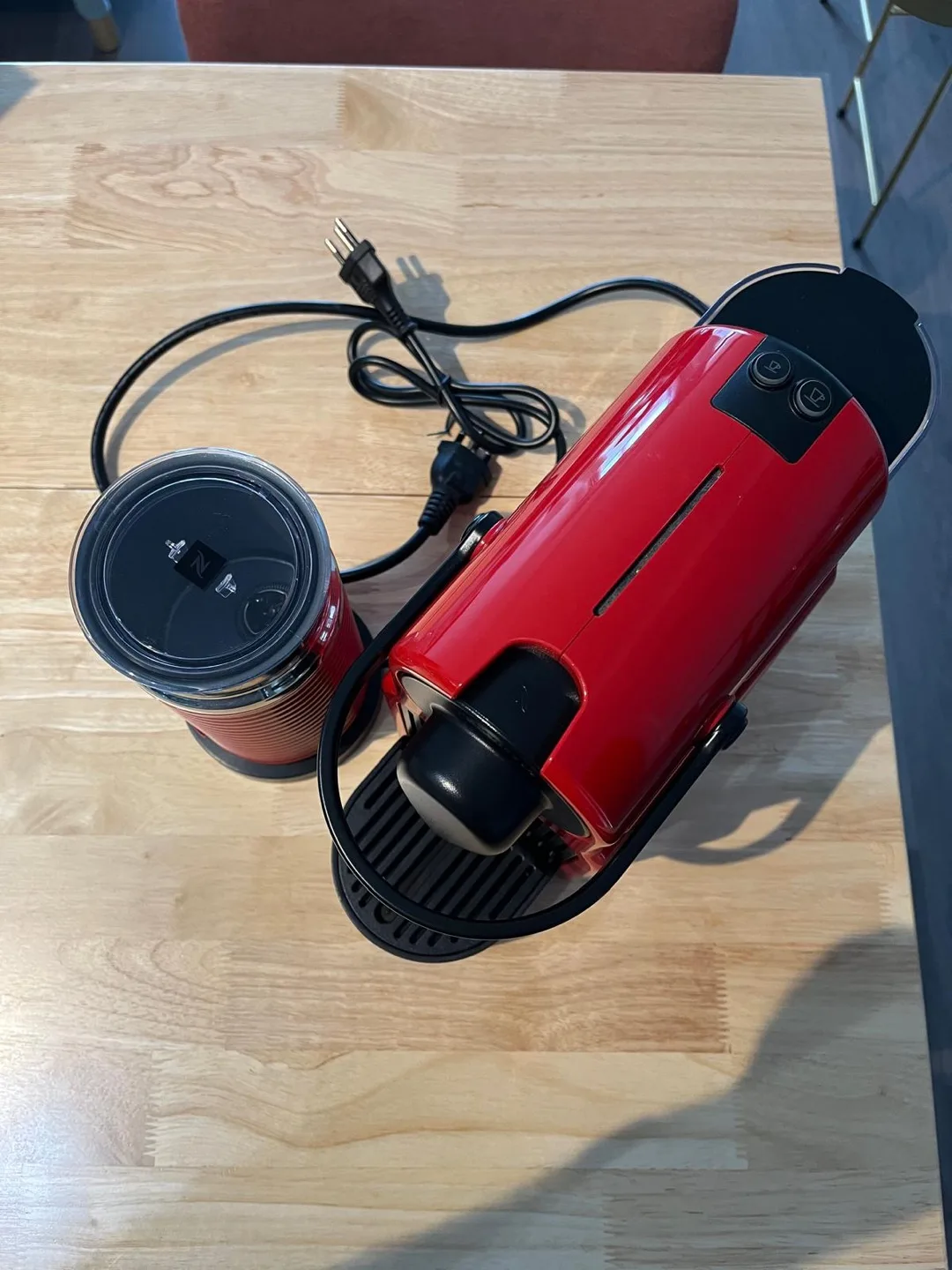 Red Nespresso Inissia with Nespresso Aeroccino image indicator(2)