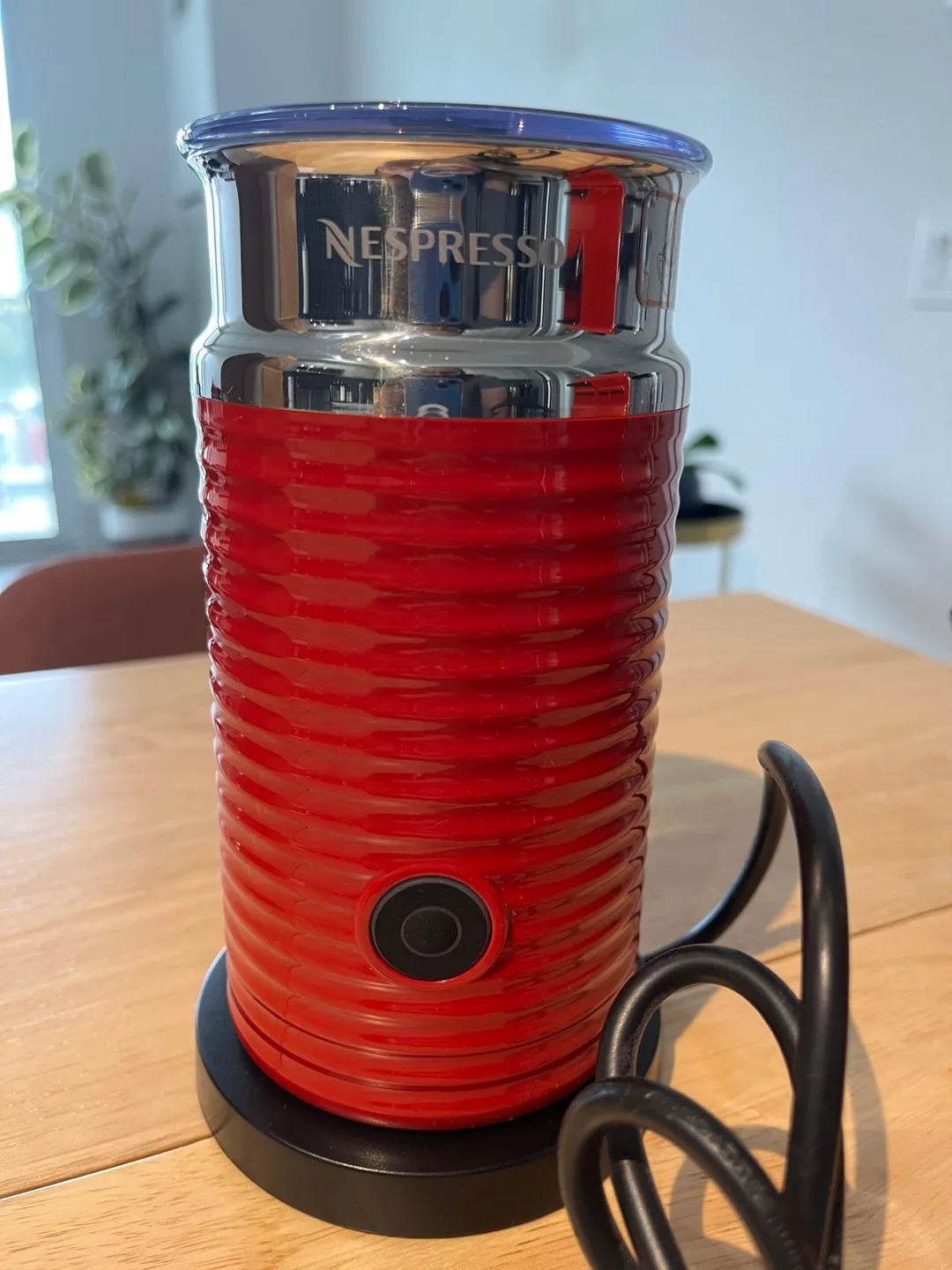 Red Nespresso Inissia with Nespresso Aeroccino image indicator(7)