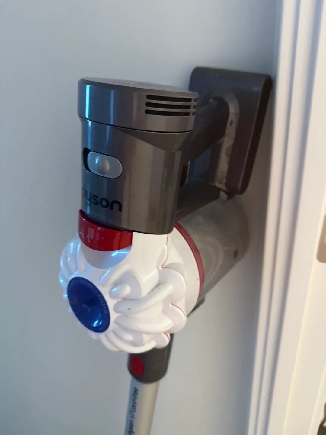 Dyson V7 Cord-Free Vacuum image indicator(2)