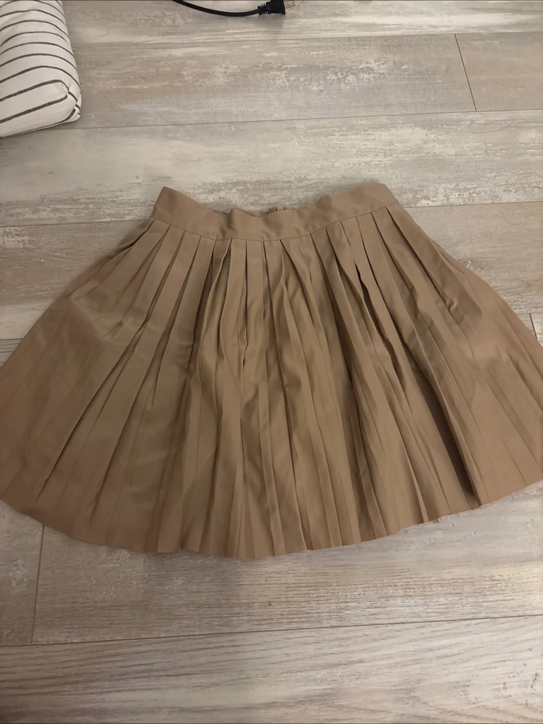Pleated skirt thumbnail