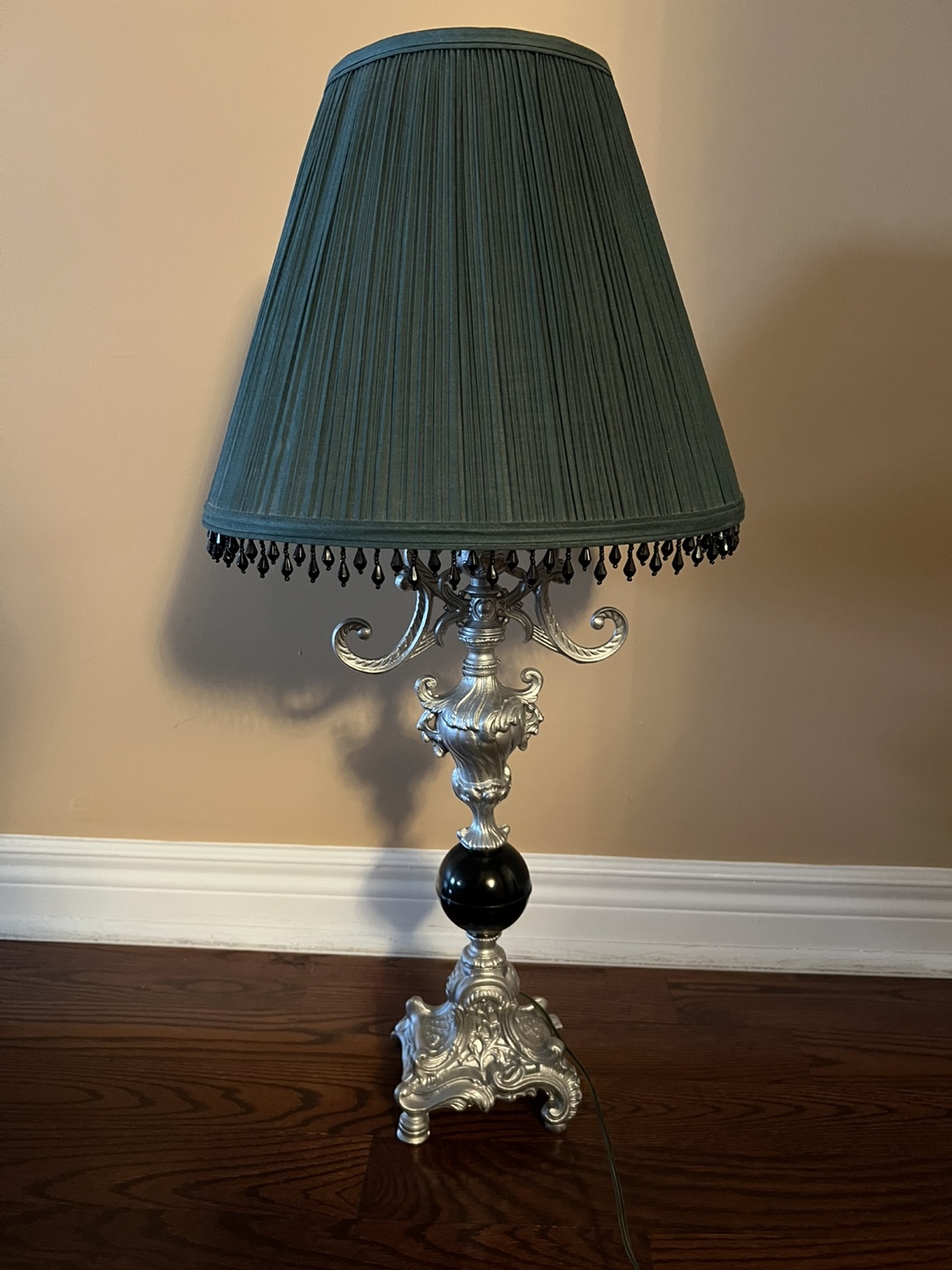 Elegant Table Lamp (green lampshade)