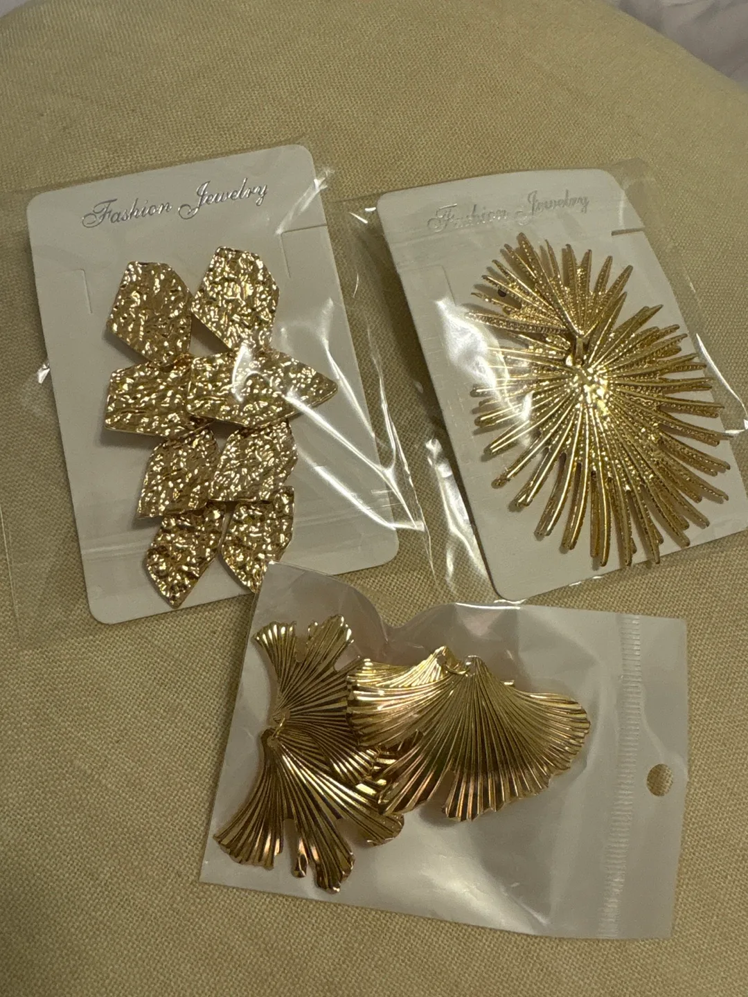 Set of Gold Fashion Earrings 🥕💚 image indicator(2)