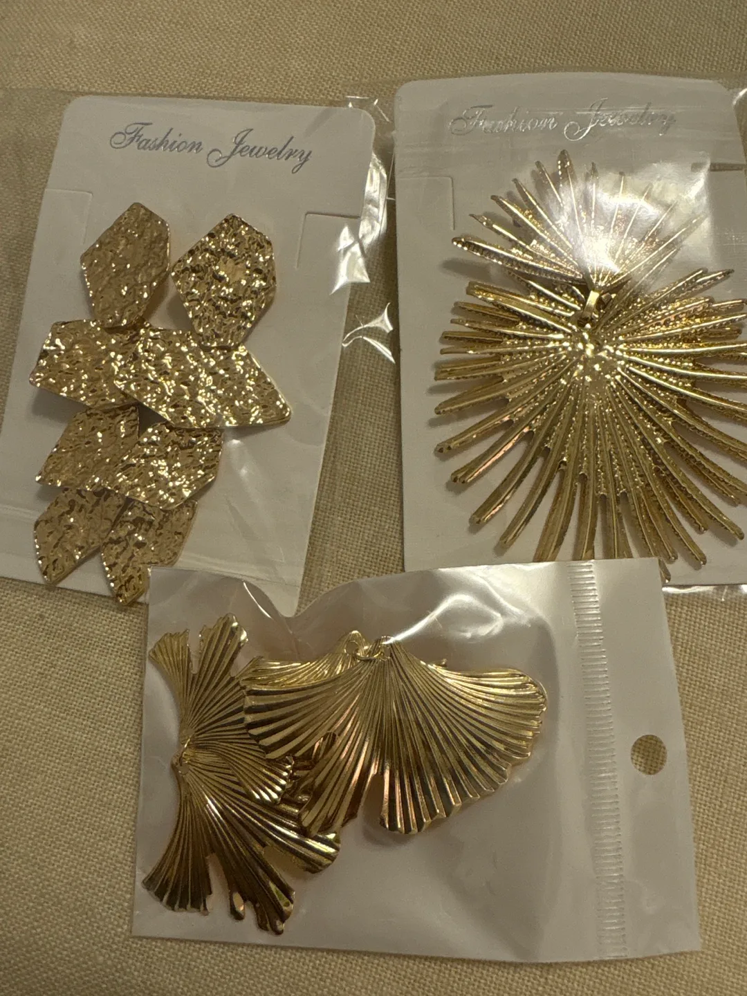 Set of Gold Fashion Earrings 🥕💚 image indicator(3)