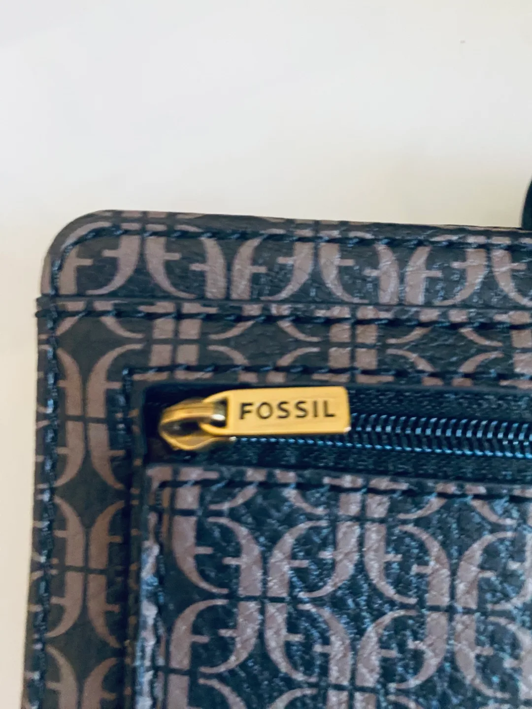 Fossil Women's leather Wallet (New) image indicator(3)