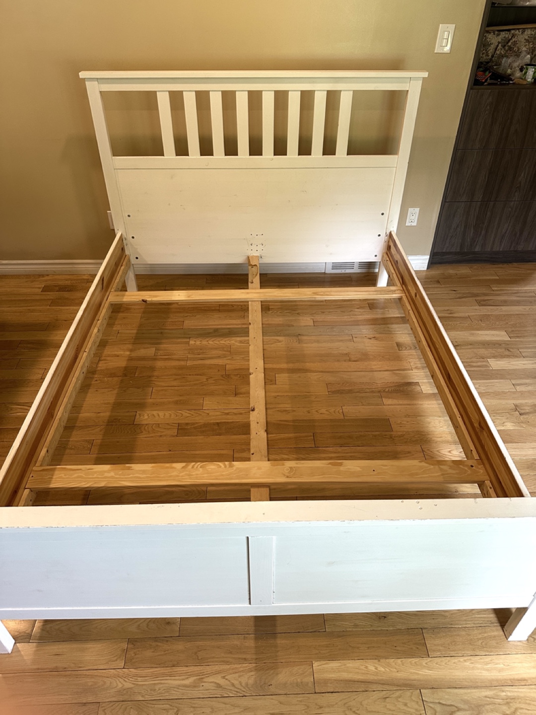 White Wood Queen Size Bed Frame (CAN DELIVER)