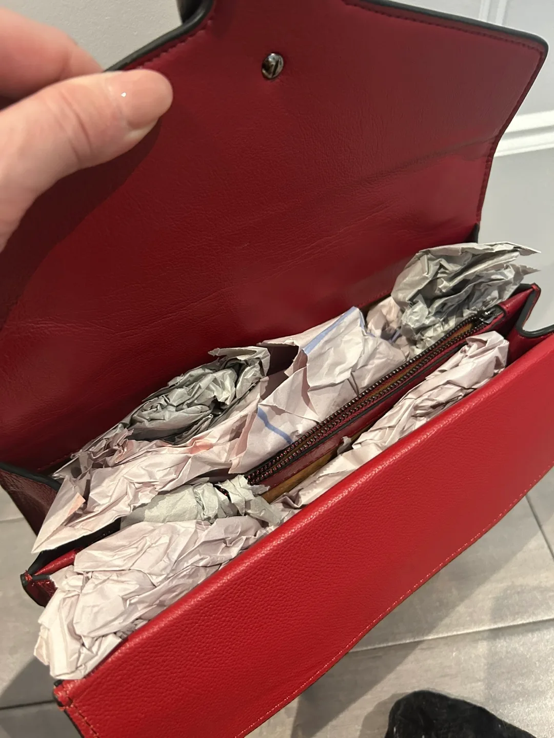 Red Shoulder Bag With Chain Strap image indicator(5)