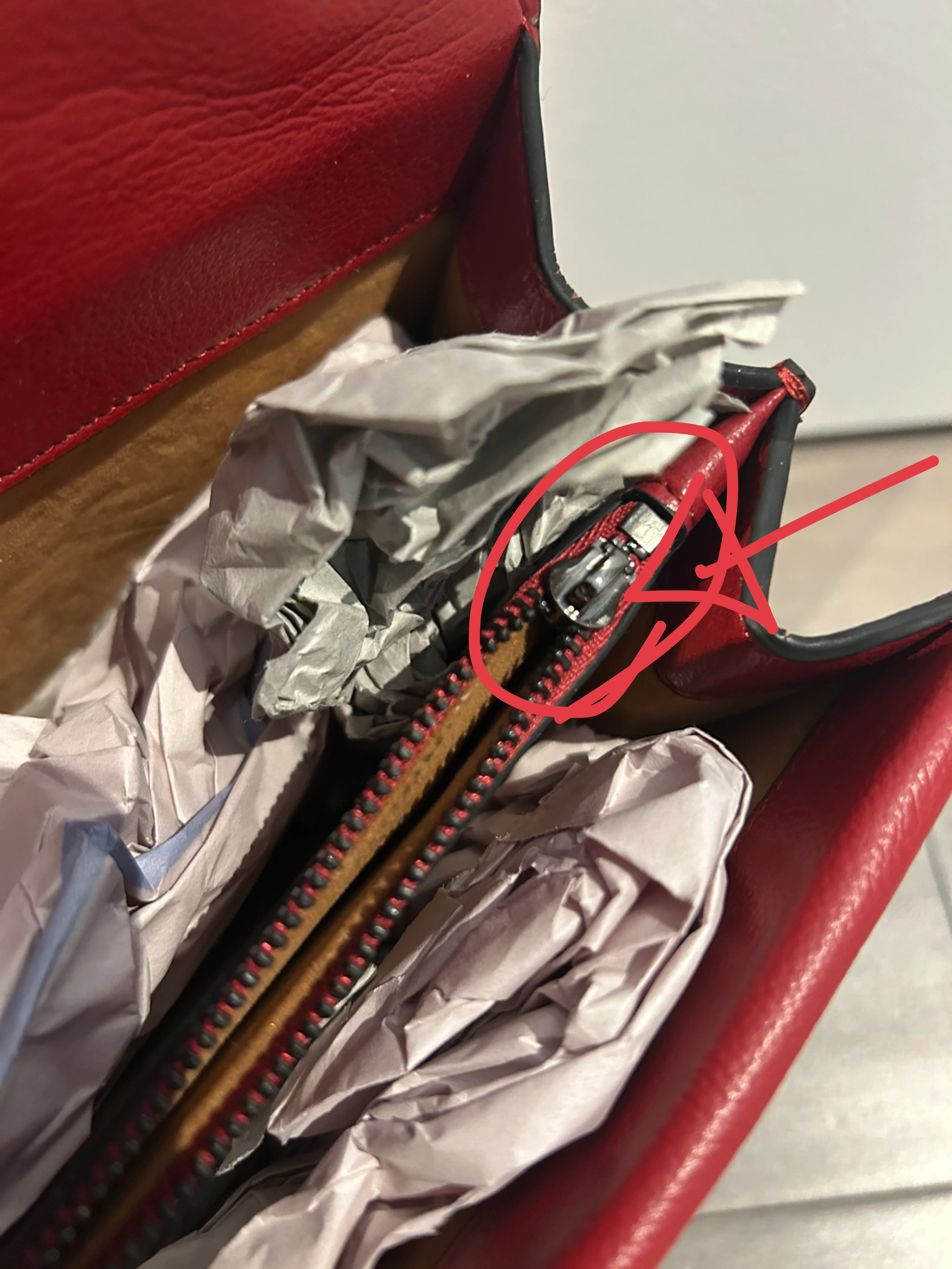 Red Shoulder Bag With Chain Strap image indicator(4)