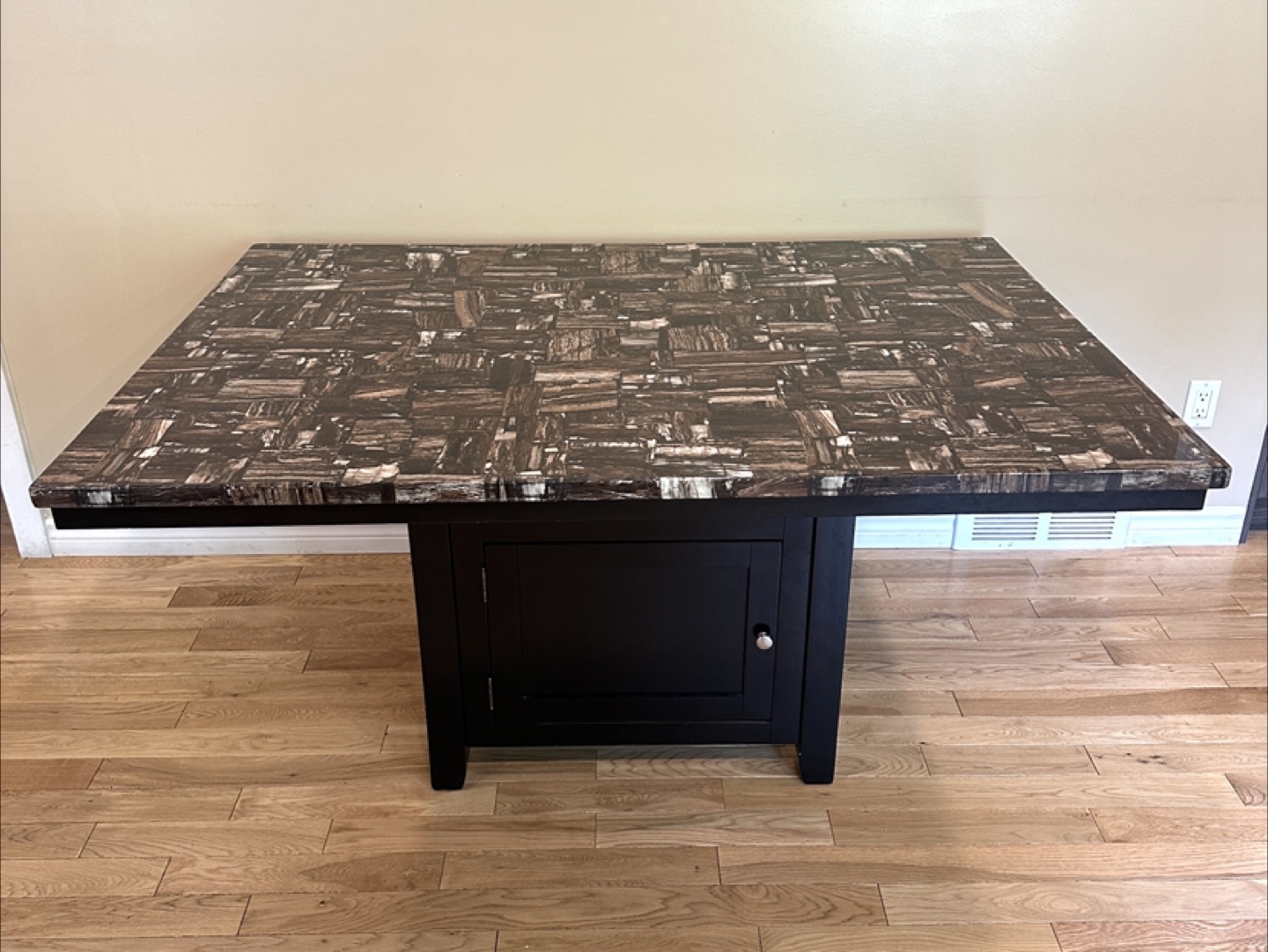 Beautiful Lark Manor Annegie Dining Table (CAN DELIVER)