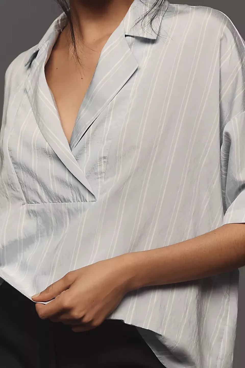 The Dylon Short Sleeve Wide-Placket Top Blue Motif XL image indicator(5)