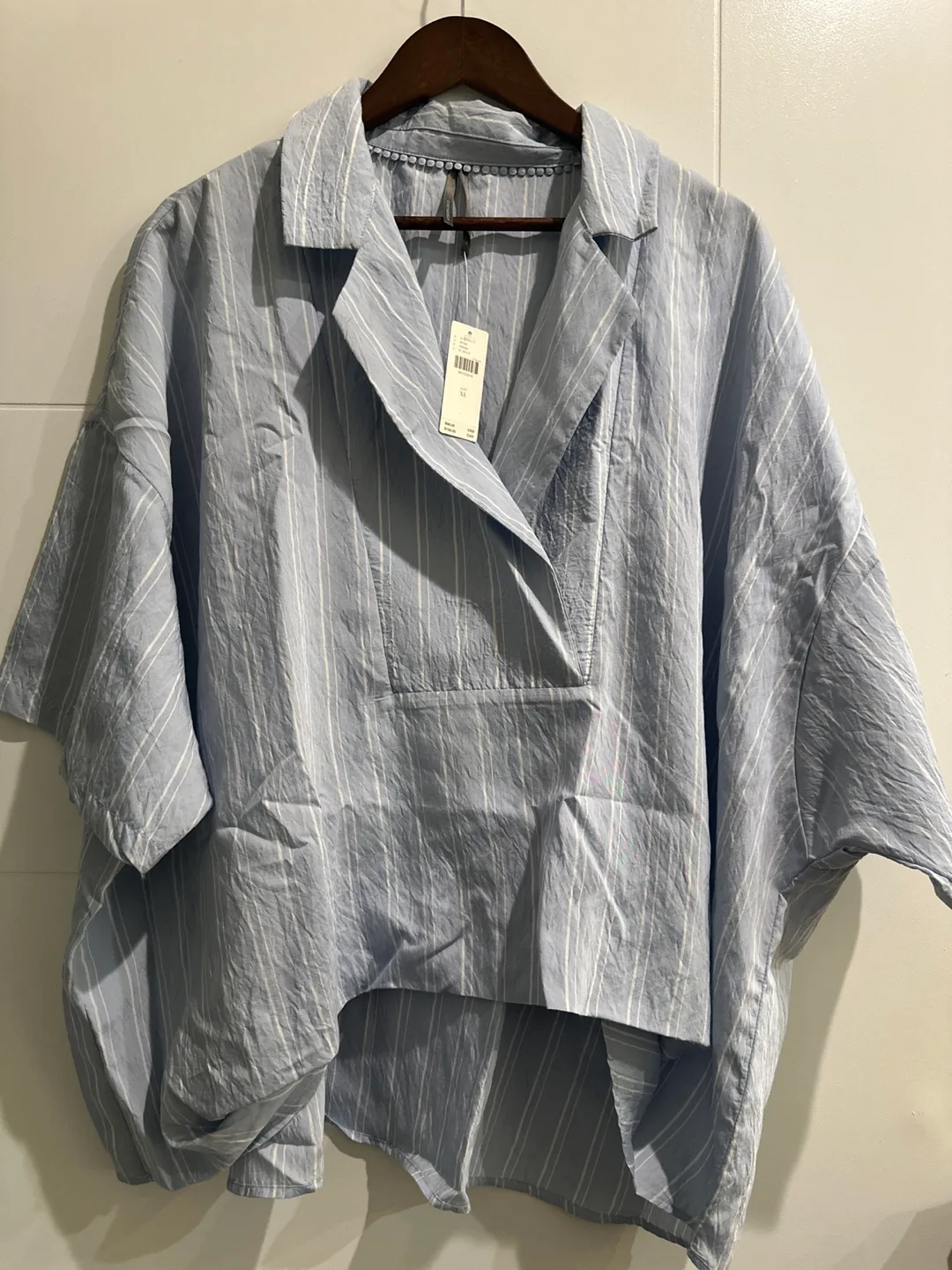 The Dylon Short Sleeve Wide-Placket Top Blue Motif XL image indicator(2)