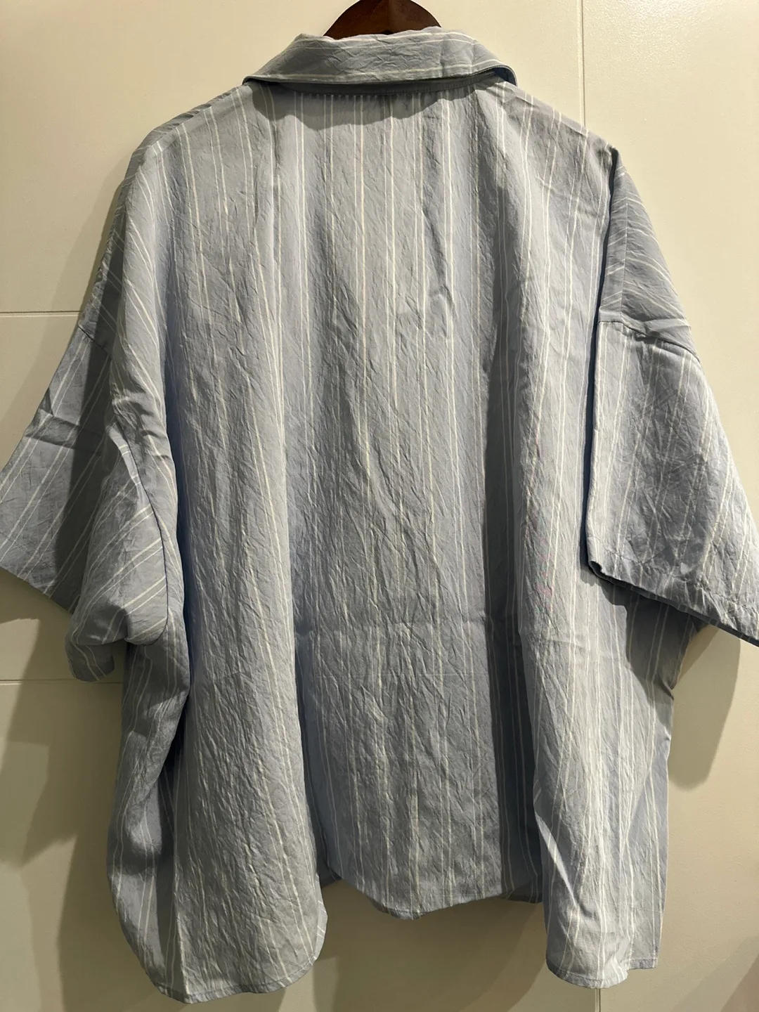 The Dylon Short Sleeve Wide-Placket Top Blue Motif XL image indicator(3)