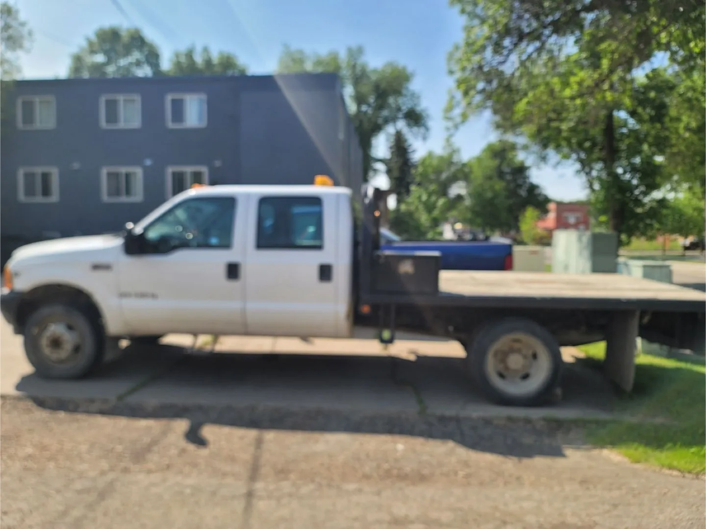 Ford F-450 Flatbed Truck thumbnail