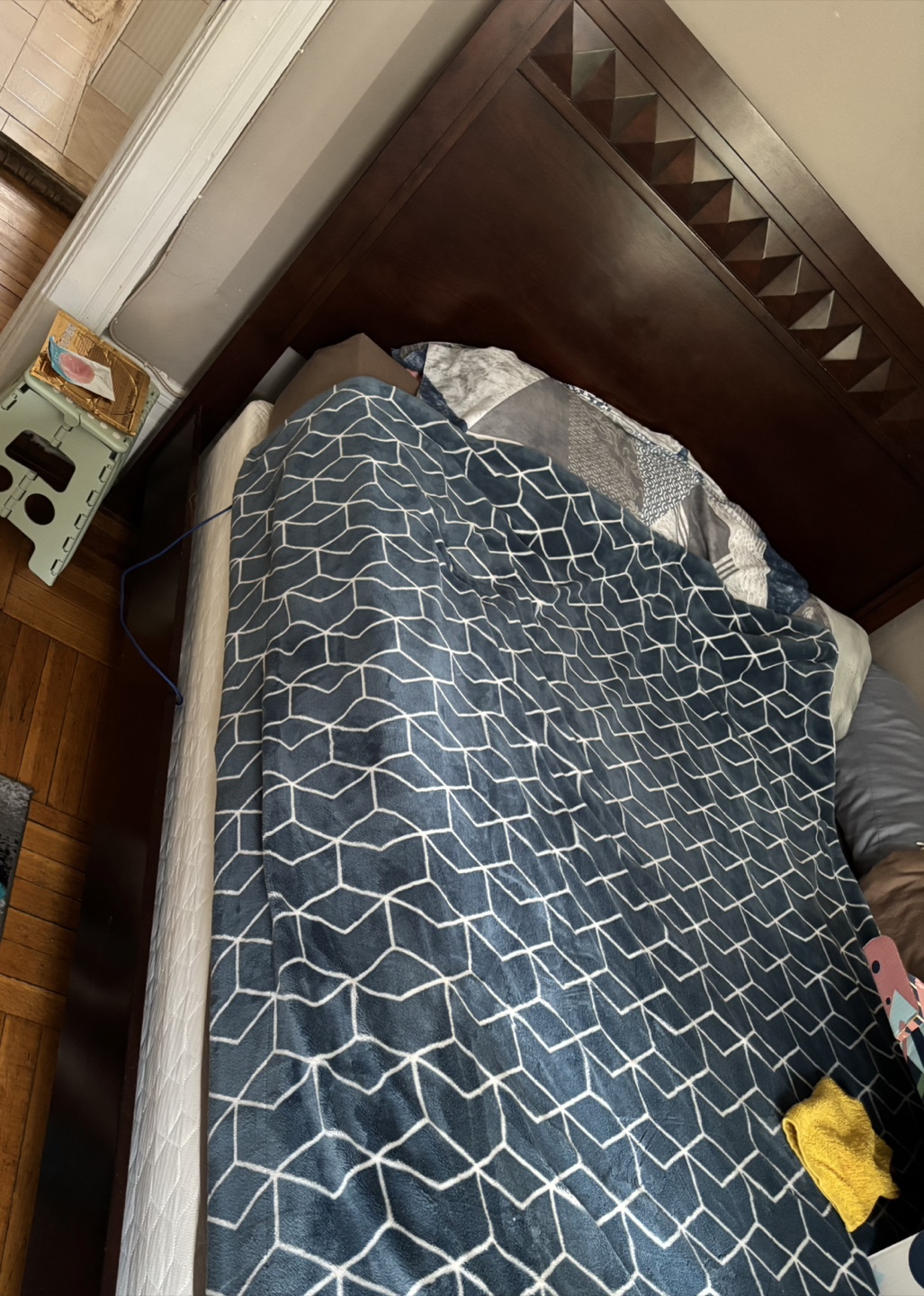 Dark Wood Bed Frame Head & Foot board - queen - photo 3