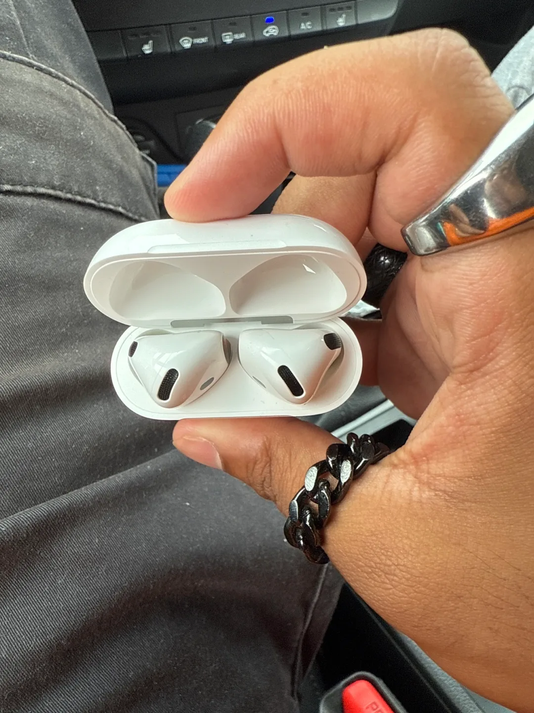 Apple AirPods with Charging Case image indicator(3)