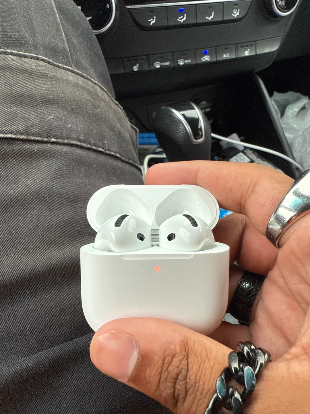 Apple AirPods with Charging Case image indicator(2)