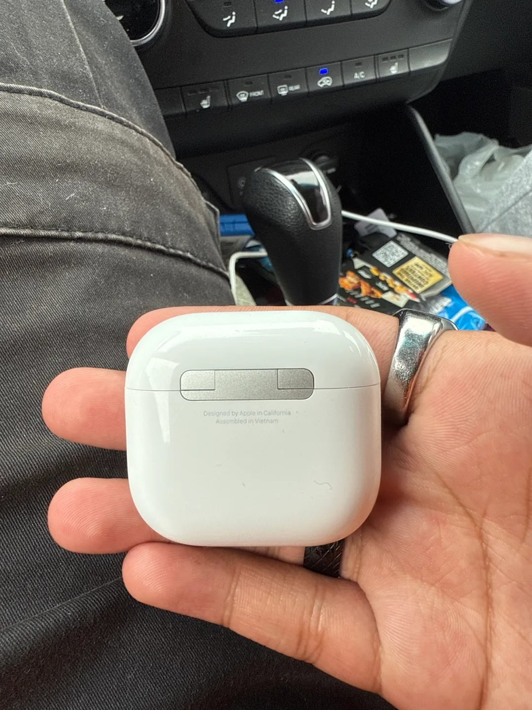 Apple AirPods with Charging Case image indicator(4)