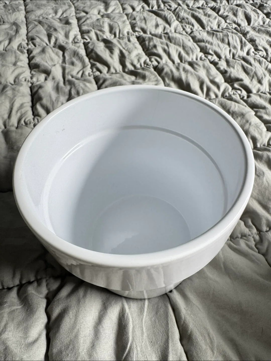 Two White Glass Garden Pots image indicator(2)