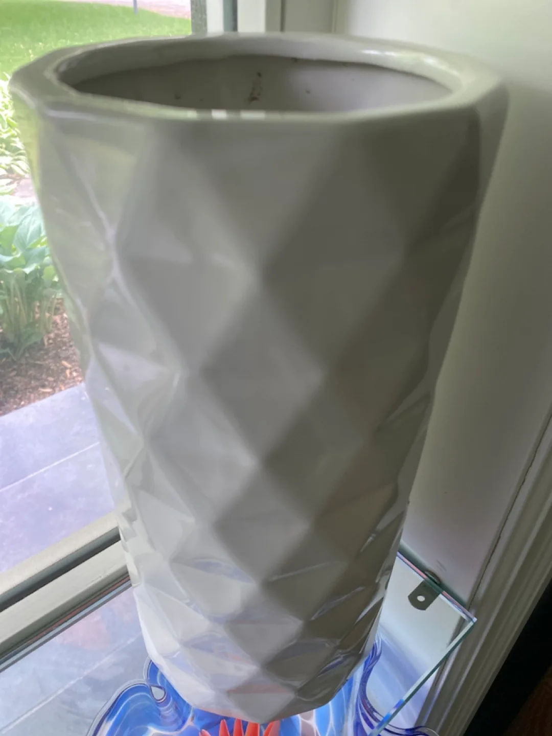 White Geometric Vase image indicator(2)