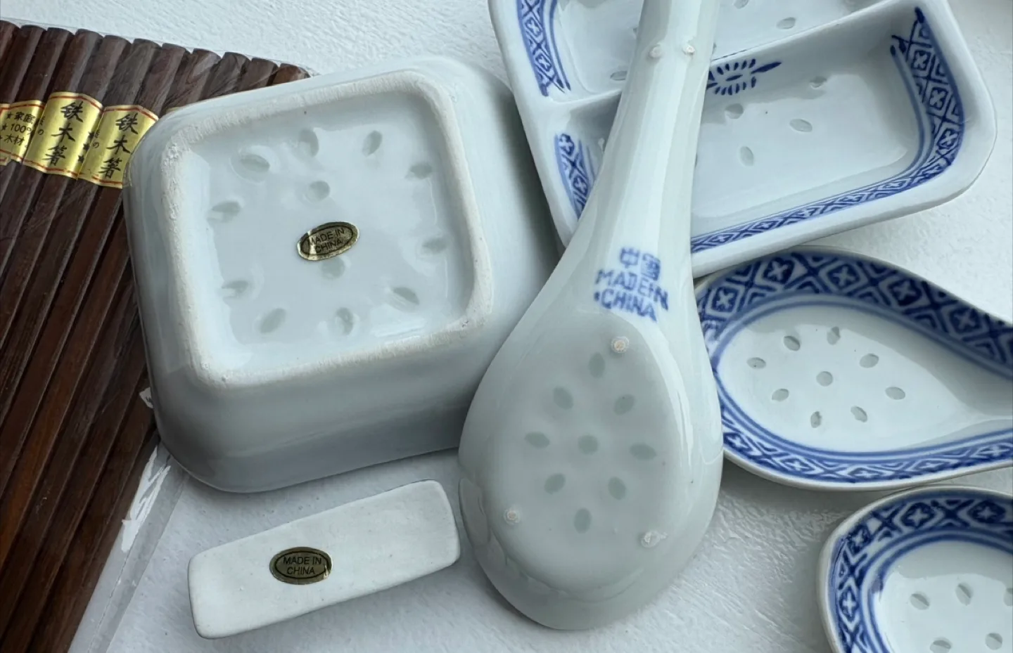 Blue and white Asian porcelain dinner set image indicator(4)