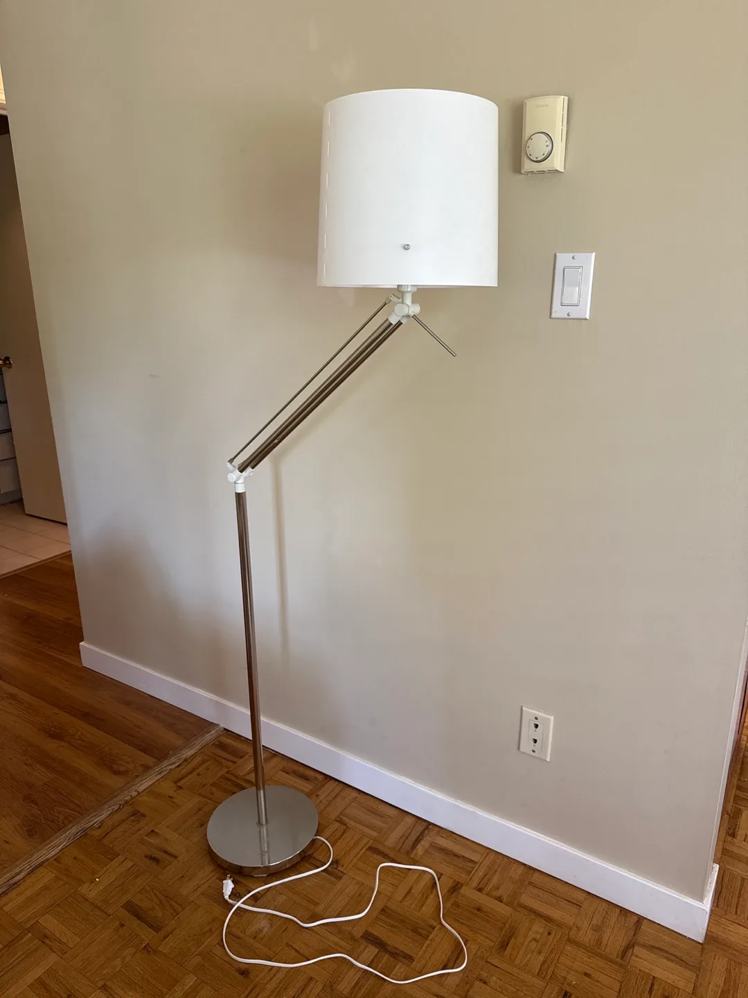 Adjustable Floor Lamp image indicator(2)