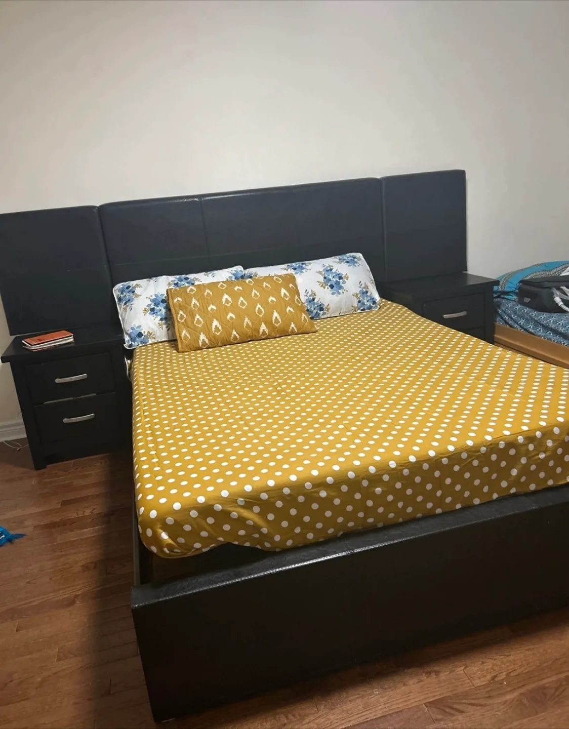 Queen-Sized Bed Set thumbnail