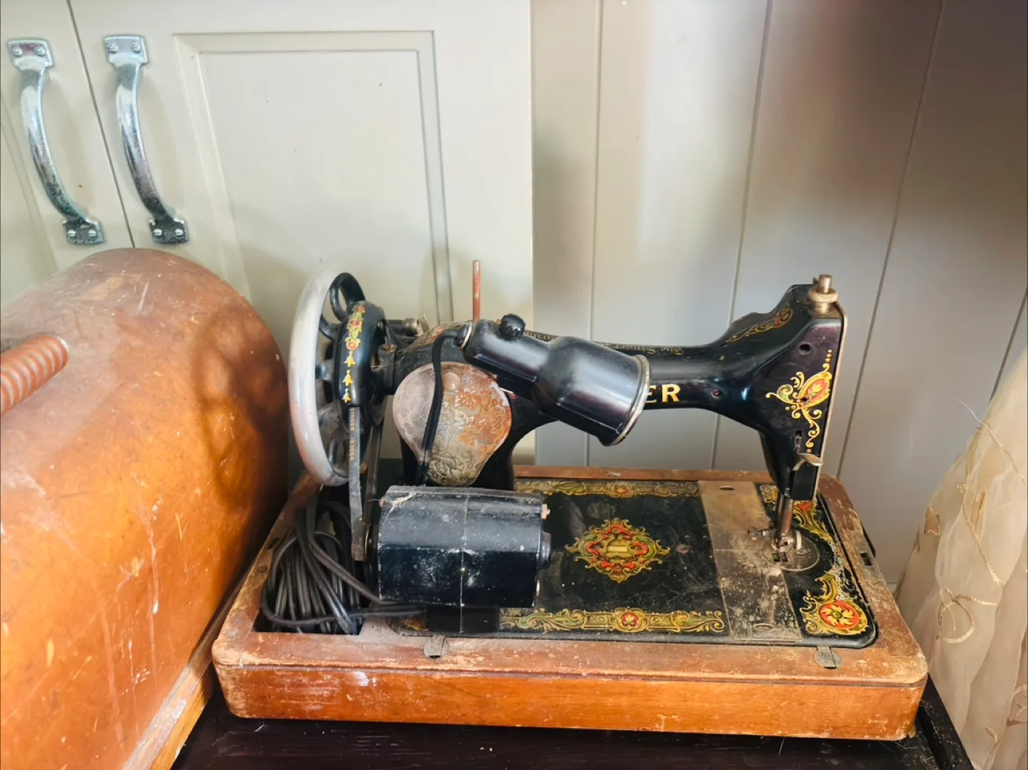 Vintage singer Sewing Machine thumbnail