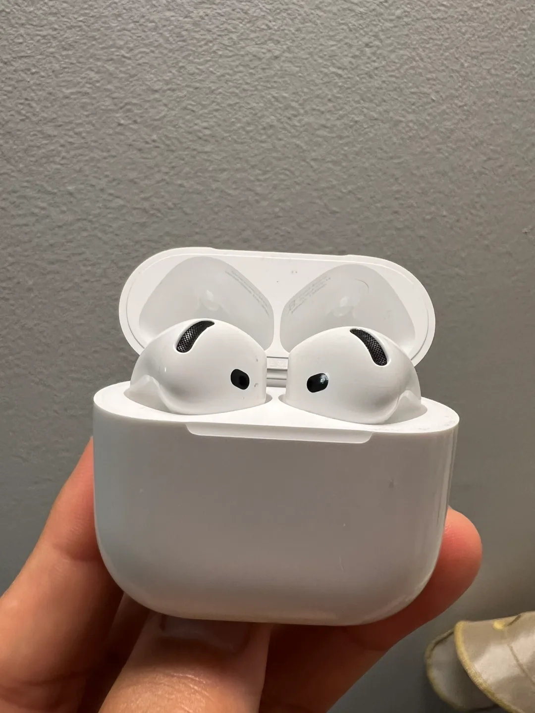 Airpods 4 thumbnail