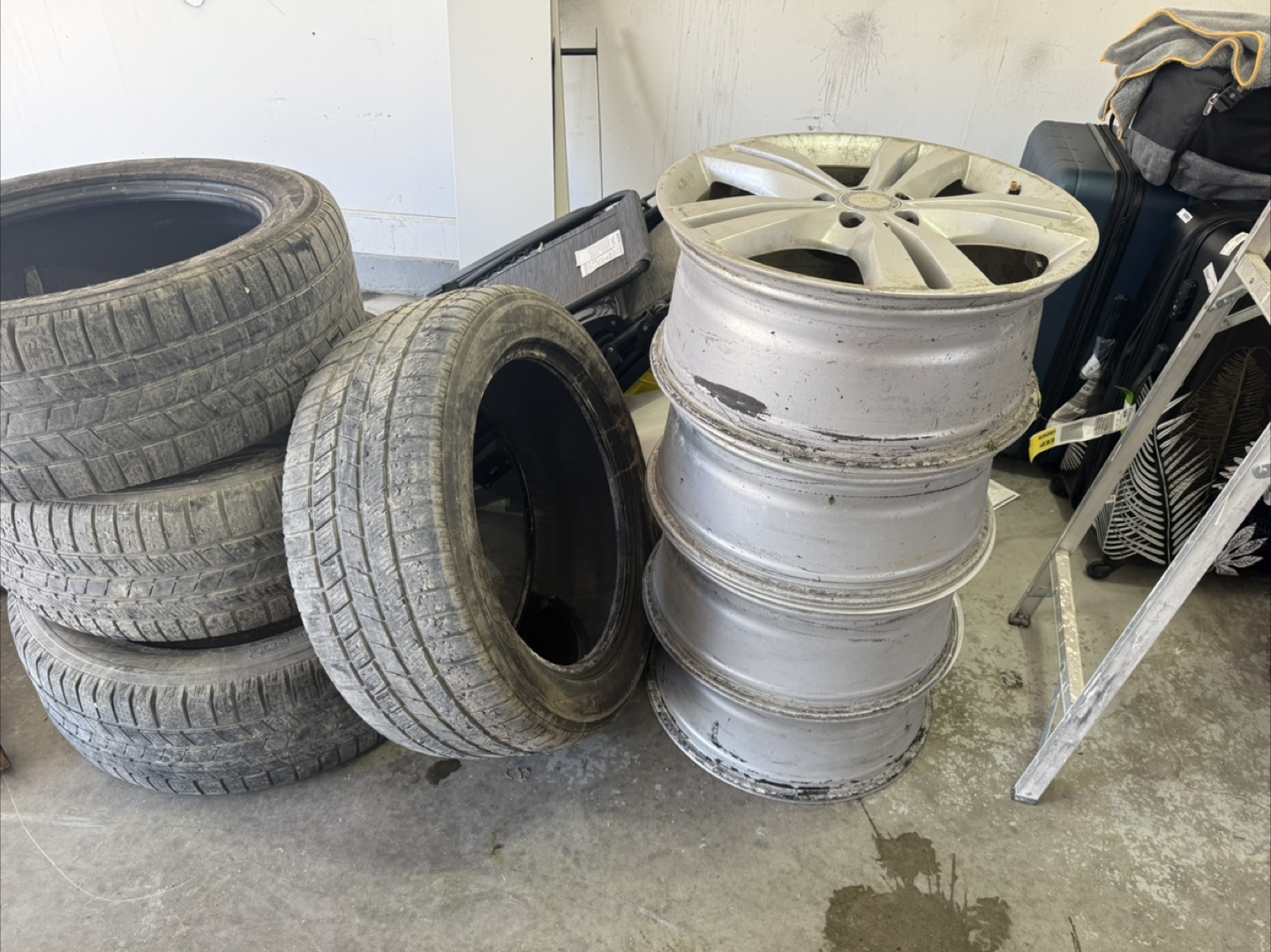 Set of tires and rims