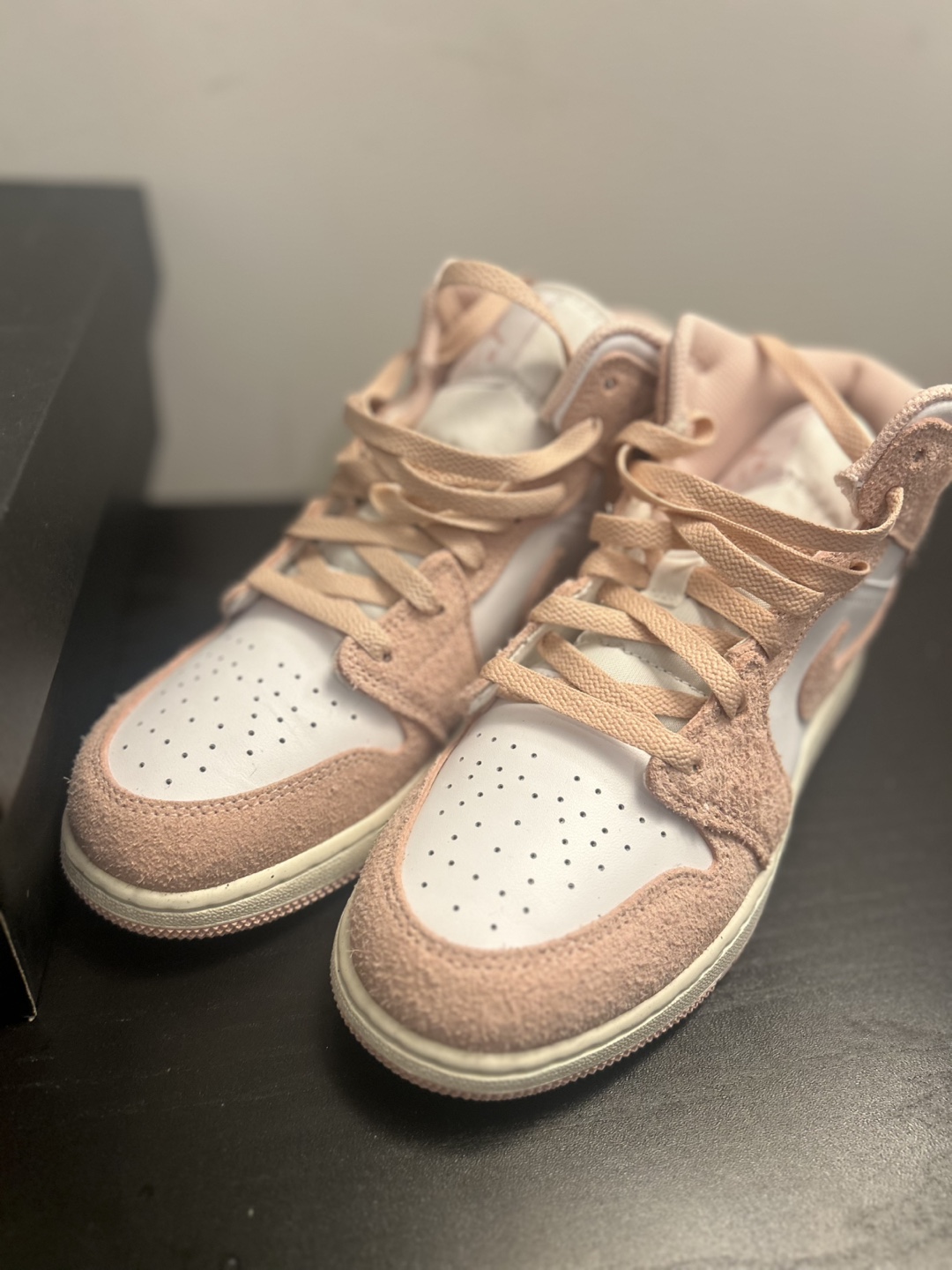 Air Jordan 1 Mid SE (GS) - White/Pink - photo 4